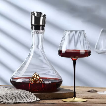 Стеклянный бокал для рукоделия и стеклянный графин для вина